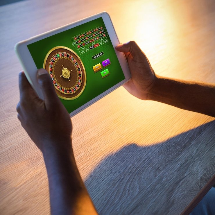 Pengguna mengecek versi aplikasi mobile